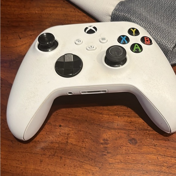 2 Xbox controller’s - Picture 6 of 6